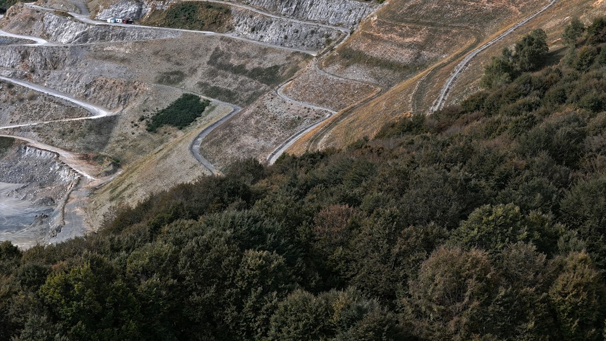 Tagebau neben einem Wald – allgemeines Bergbaumotiv