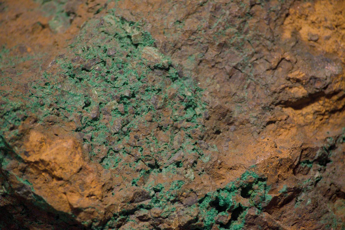 Mineralische Ablagerungen auf Gestein – allgemeines Geologiemotiv